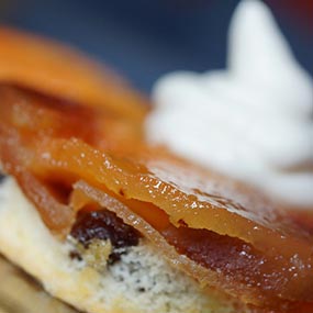 Gâteau renversé aux coings et raisins, chantilly au sucre de raisin Exose